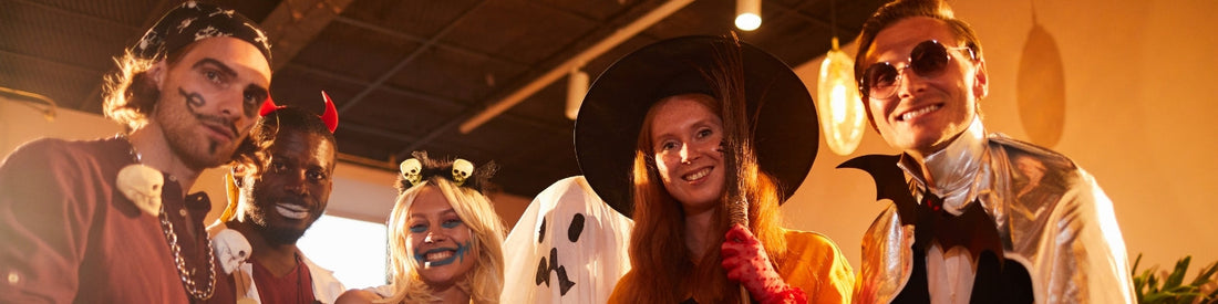 A group of friends celebrating Halloween in their killer outfit. The girl in the center wears Qurrtio tee
