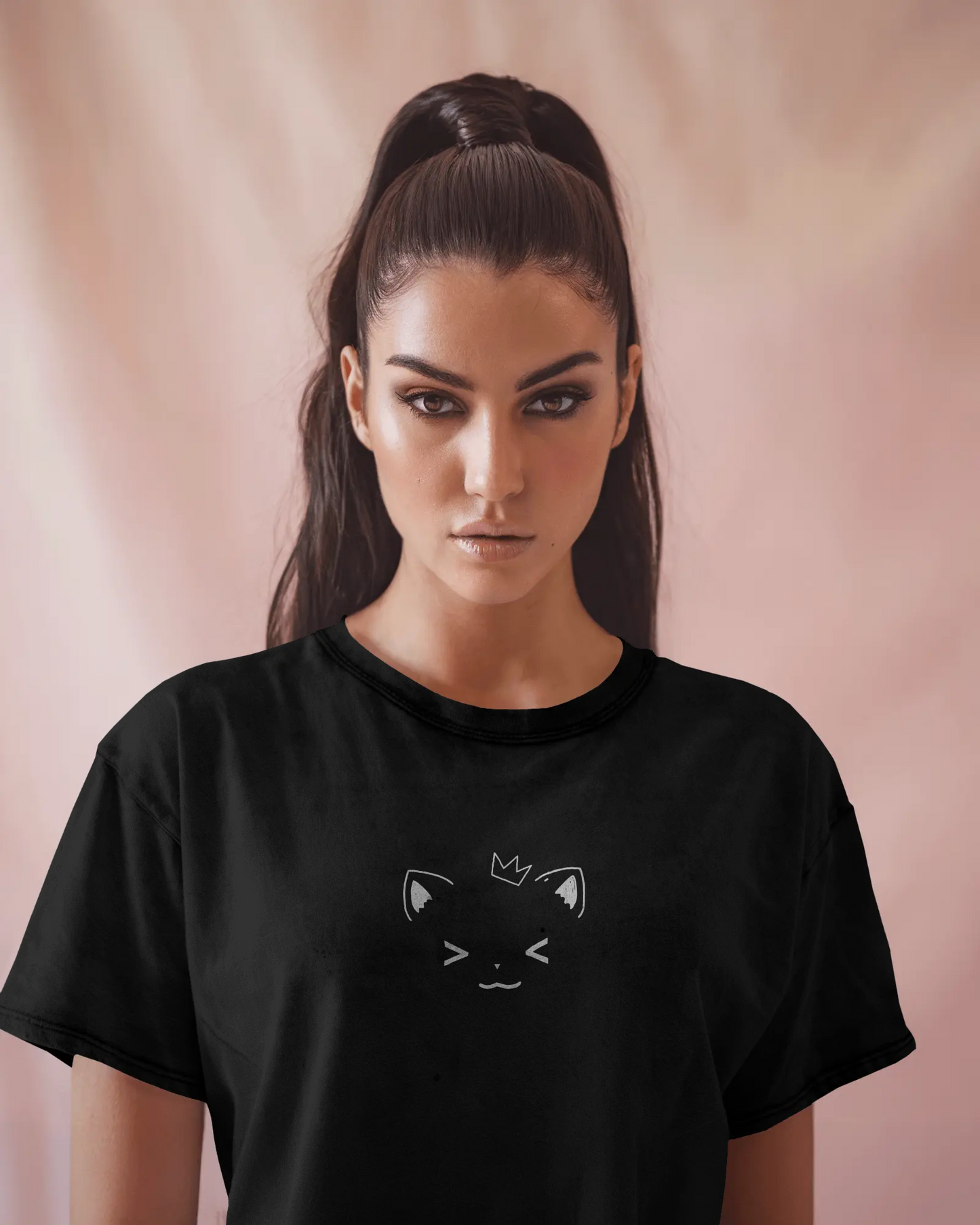 Minimal graphic t-shirt with cat face line art in cotton for bold streetwear looks