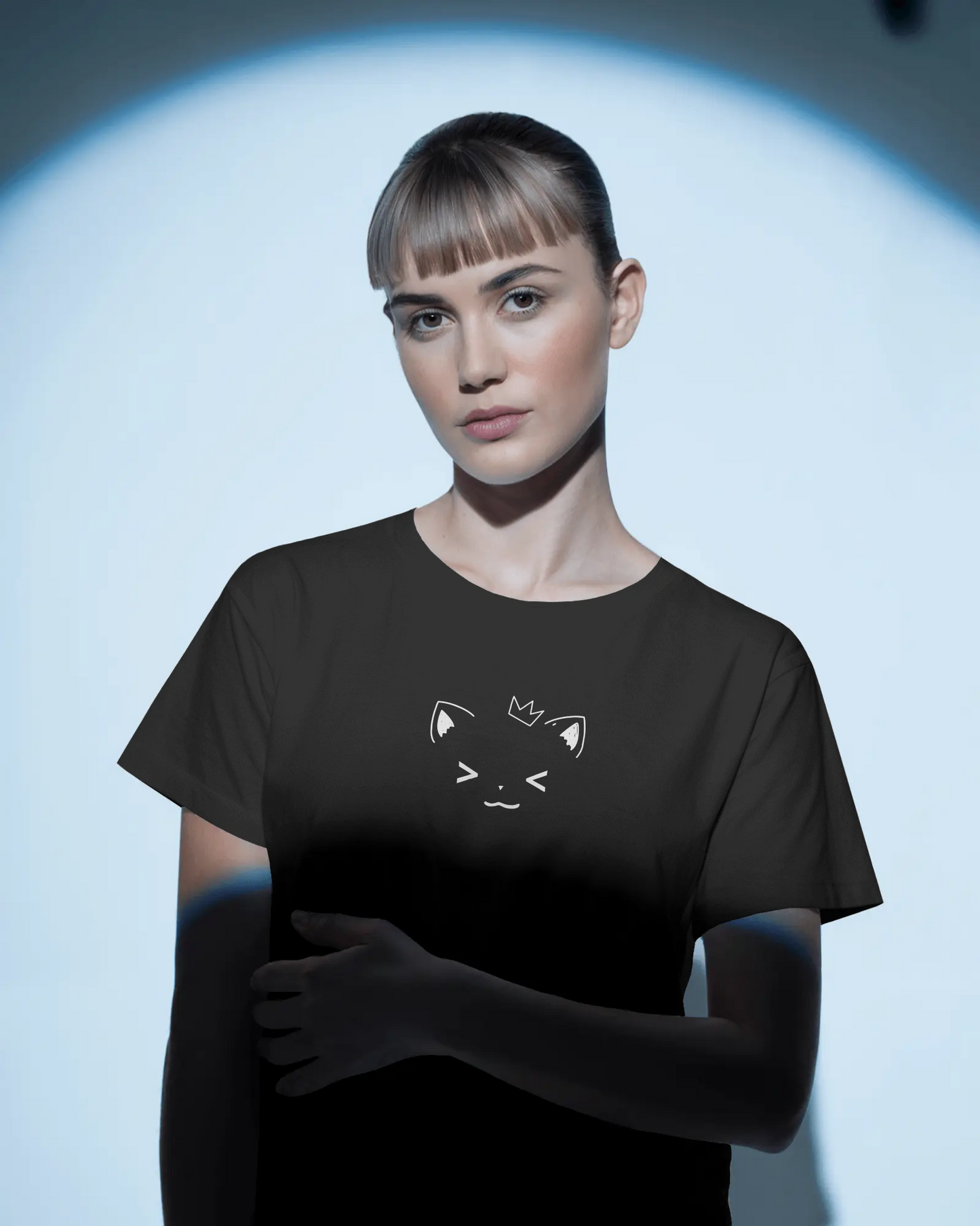 Minimal graphic t-shirt with cat face line art in cotton for bold streetwear looks