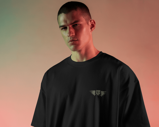 Minimalist oversized streetwear tee with winged skull graphic – Qurrito