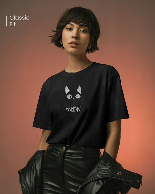 Mysterious black Cat Lover T-Shirt with dark cat eyes graphic. Qurrito brand, Regular Fit for women, ideal for a moody, chic look.