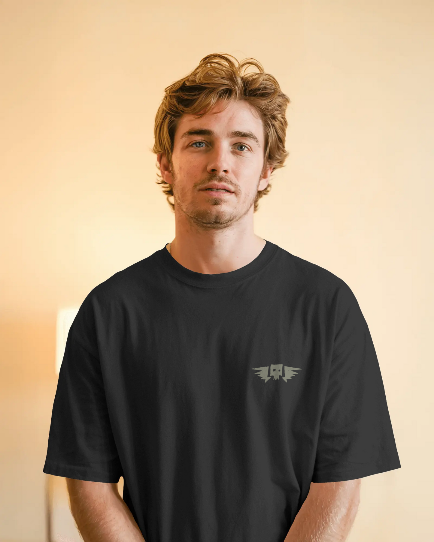 Minimalist oversized streetwear tee with winged skull graphic – Qurrito