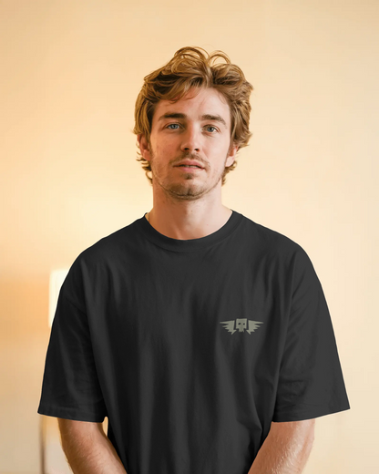 Minimalist oversized streetwear tee with winged skull graphic – Qurrito